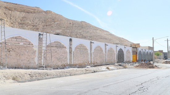 اجرای طرح جداره‌سازی ورودی شهر لار با هدف زیباسازی و هماهنگی با بافت تاریخی