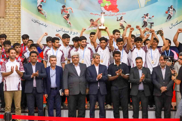 قهرمانی تیم هندبال فارس در مسابقات کشوری با درخشش لارستانی‌ها و جلوه‌ای از فرهنگ پهلوانی