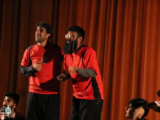 نمایش «پنج به علاوه یک» در خنج