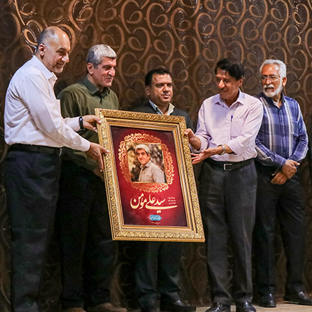 از پنج دهه فعالیت هنریِ «سیدعلی مومن» تجلیل شد