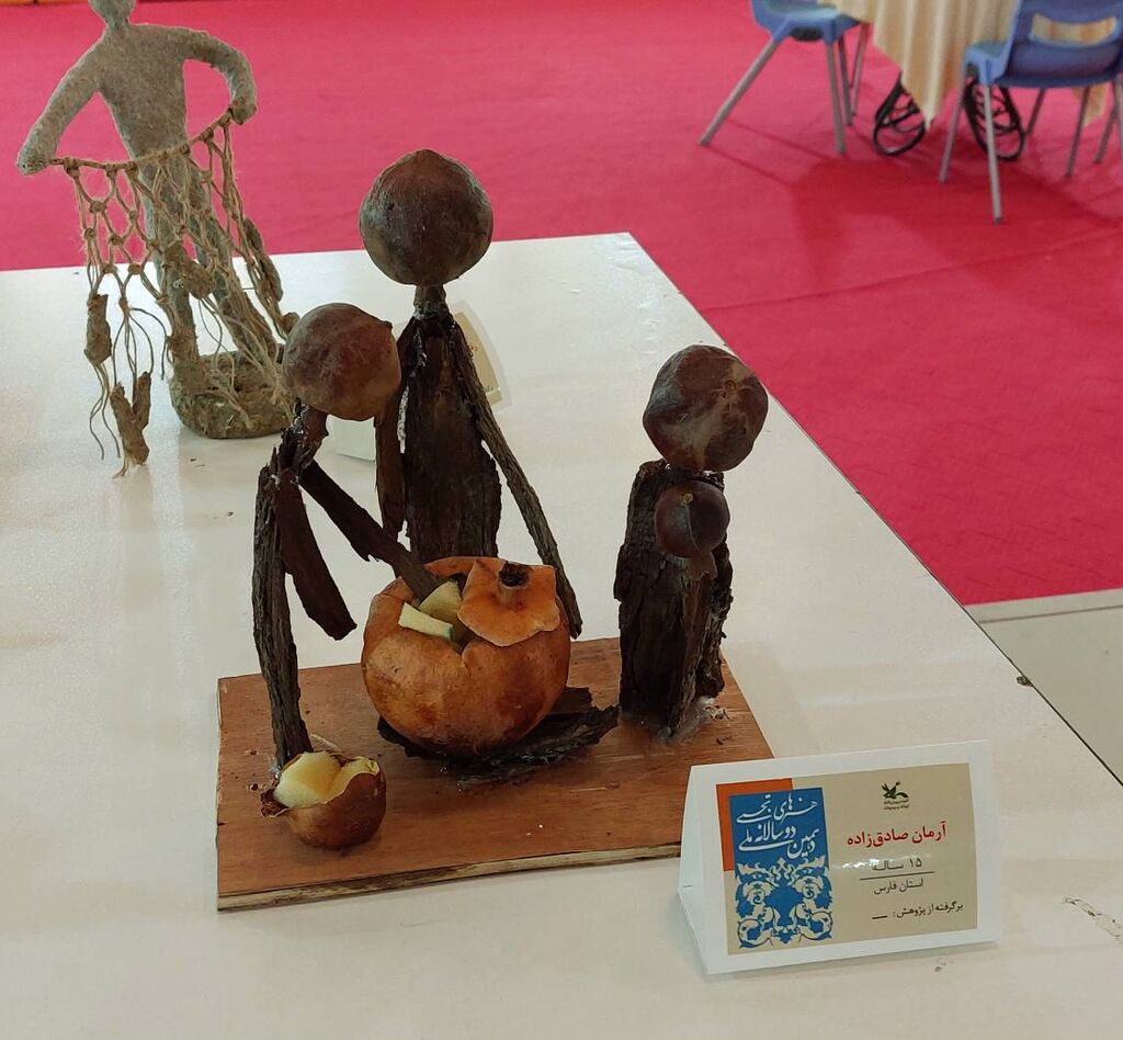 دو لارستانی منتخب نمایشگاه ملی هنرهای تجسمی کانون پرورش فکری