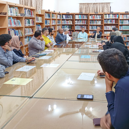 «استبداد شایستگی» در کتابخانه گنج شایگان لار، نقد و بررسی شد