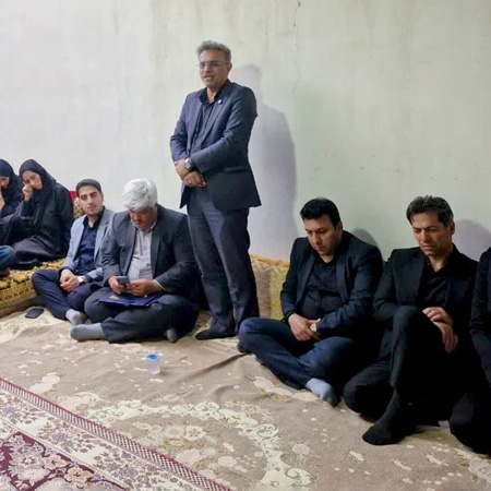 حضور مدیرکل آموزش و پرورش فارس در منزل شهیدان دانش آموز اهل سنت لارستان