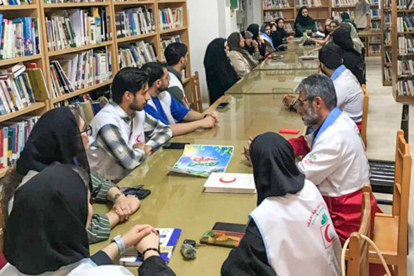 ترویج فرهنگ مطالعه با حضور اعضای هلال احمر در کتابخانه عمومی باغ نشاط لار