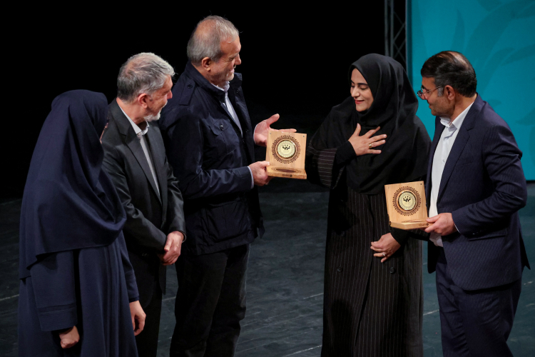 نشان ملی پایتخت کتاب ایران از سوی رییس جمهور به شهر اوز اهدا شد